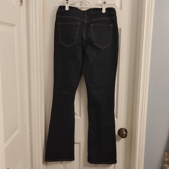 Curvy Jeans 3 - Picture 6 of 9